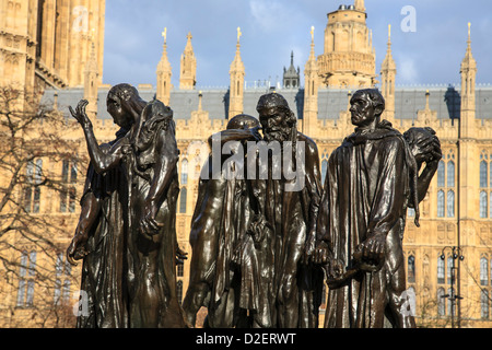 Les « Burghers of Calais » d’Auguste Rodin devant les chambres du Parlement, Londres Banque D'Images