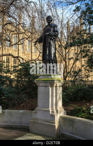 Statue de suffragette Emmeline Pankhurst devant les Chambres du Parlement, Londres Banque D'Images