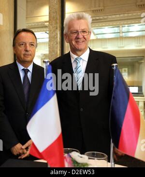 Président du Sénat français, Jean-Pierre Bel (R) et le président du Bundesrat allemand Winfried Kretschmann inscrivez-vous une réunion à l'Bundesrat (lit. Conseil fédéral) à Berlin, Allemagne, 22 janvier 2013. Célébrations se déroulent pour le 50e anniversaire de la signature du Traité sur l'Elysée le 22 janvier 1963. Photo : STEPHANIE PILICK Banque D'Images