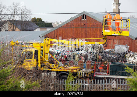 Johnstone, Renfrewshire, Écosse, Royaume-Uni, mardi, 22 janvier 2013. Les ingénieurs de réseau ferroviaire inspectent les câbles d'alimentation plafonniers à la suite d'un incendie à l'usine de recyclage de WRC, qui peut être vu en arrière-plan, ce qui entraîne des annulations, des retards et des révisions des services de train sur la ligne entre la gare centrale de Glasgow et Ayr Banque D'Images