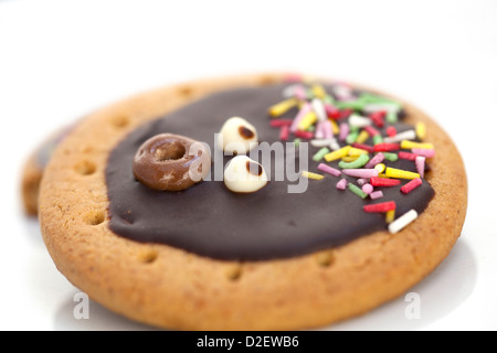 Home made cookie décoré avec des bonbons comme un drôle de visage. Banque D'Images