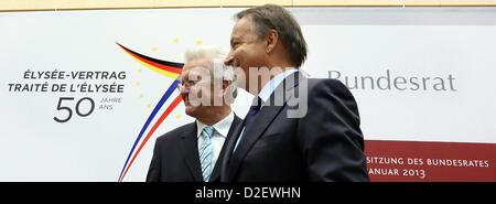 Président du Sénat français, Jean-Pierre Bel (R) et le président du Bundesrat allemand Winfried Kretschmann inscrivez-vous une réunion à l'Bundesrat (lit. Conseil fédéral) à Berlin, Allemagne, 22 janvier 2013. Célébrations se déroulent pour le 50e anniversaire de la signature du Traité sur l'Elysée le 22 janvier 1963. Photo : STEPHANIE PILICK Banque D'Images