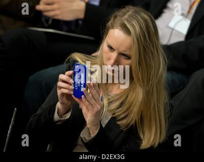 Petite-fille du fondateur de la Nationale avant Le Pen, Marion Marechal-Le Pen (FN), prend une photo avec son smartphone lors d'une réunion de parlementaires allemands et français au Bundestag allemand à Berlin, Allemagne, 22 janvier 2013. 'Les gares de la Marine' est écrit sur son téléphone. Célébrations se déroulent pour le 50e anniversaire de la signature du Traité sur l'Elysée le 22 janvier 1963. Photo : SOEREN STACHE Banque D'Images