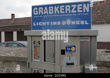 Un système automatisé de distribution de bougies machine dans un cimetière typique autrichien à Trausdorf nr, Vienne, Autriche. Banque D'Images