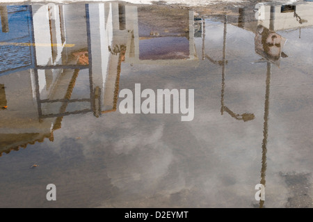 Reflet dans une flaque d'eau, de Samos, Grèce Banque D'Images