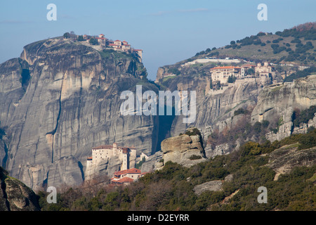 Site du patrimoine mondial de l'UNESCO, les Météores Grèce : Monastères Rossanou (avant), Varlaam (retour à droite) et météorologiques (Megalo en arrière à gauche) Banque D'Images