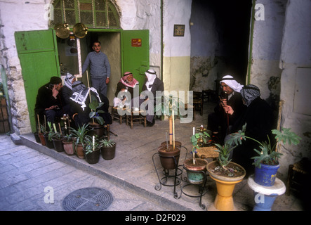 Les hommes fumeurs de narguilé palestiniens dans la ville de Jérusalem Israël Banque D'Images