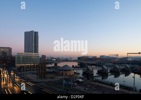 Voir l'autre côté de la rivière Lagan et Donegall Quay vers l'Odyssey Arena tôt le matin Banque D'Images