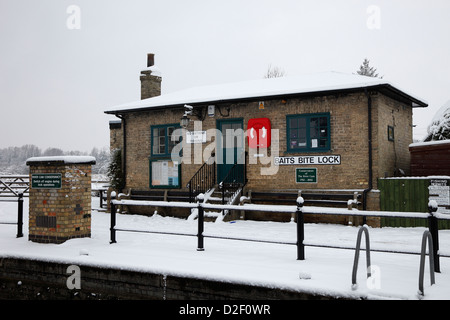 Neige de l'hiver à mordre les appâts verrou sur rivière Cam Milton Cambridgeshire Banque D'Images