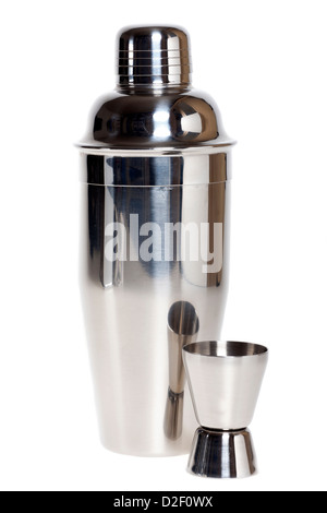 Shaker brillant avec verre mesureur front of white background Banque D'Images