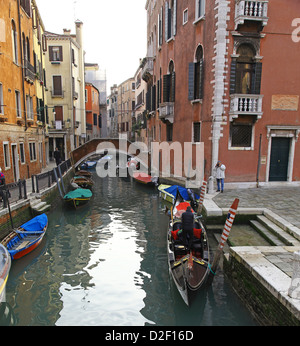 Gondoles sur un petit côté canal et le pont avec bâtiments colorés Venise Italie Banque D'Images