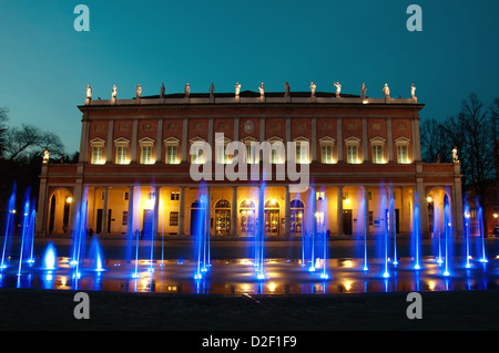 Vue de la nuit de 'Romolo Valli' Théâtre Municipal à Reggio Emilia, Italie du nord, avec une fontaine moderne éclairé Banque D'Images