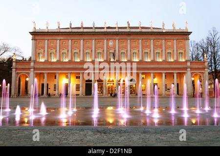 La vue quotidienne de 'Romolo Valli' Théâtre Municipal à Reggio Emilia, Italie du nord, avec une fontaine moderne éclairé Banque D'Images