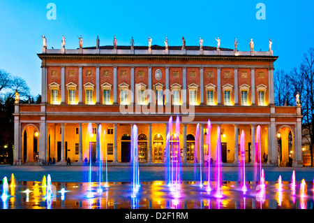 Vue de la nuit de 'Romolo Valli' Théâtre Municipal à Reggio Emilia, Italie du nord, avec une fontaine moderne éclairé Banque D'Images