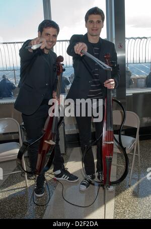 22 janvier 2013 - Manhattan, New York, États-Unis - les violoncellistes croate Luka SULIC et STJEPAN HAUSER, connu sous le nom 2CELLOS promouvoir la sortie de leur nouvel album, In2édition, avec une visite et du rendement à l'Empire State Building. (Crédit Image : © Bryan Smith/ZUMAPRESS.com) Banque D'Images