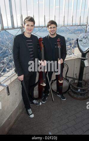 22 janvier 2013 - Manhattan, New York, États-Unis - les violoncellistes croate Luka SULIC et STJEPAN HAUSER, connu sous le nom 2CELLOS promouvoir la sortie de leur nouvel album, In2édition, avec une visite et du rendement à l'Empire State Building. (Crédit Image : © Bryan Smith/ZUMAPRESS.com) Banque D'Images