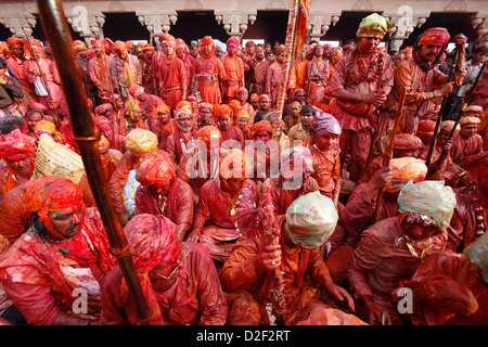Barsana villageois célébrer Holi dans Nandgaon Nandgaon. L'Inde. Banque D'Images