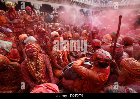 Barsana villageois célébrer Holi dans Nandgaon Nandgaon. L'Inde. Banque D'Images