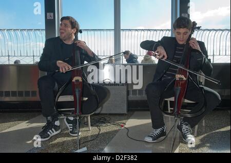 22 janvier 2013 - Manhattan, New York, États-Unis - les violoncellistes croate Luka SULIC et STJEPAN HAUSER, connu sous le nom 2CELLOS promouvoir la sortie de leur nouvel album, In2édition, avec une visite et du rendement à l'Empire State Building. (Crédit Image : © Bryan Smith/ZUMAPRESS.com) Banque D'Images