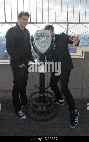 22 janvier 2013 - Manhattan, New York, États-Unis - les violoncellistes croate Luka SULIC et STJEPAN HAUSER, connu sous le nom 2CELLOS promouvoir la sortie de leur nouvel album, In2édition, avec une visite et du rendement à l'Empire State Building. (Crédit Image : © Bryan Smith/ZUMAPRESS.com) Banque D'Images