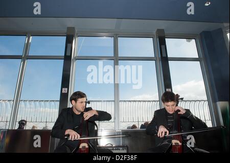 22 janvier 2013 - Manhattan, New York, États-Unis - les violoncellistes croate Luka SULIC et STJEPAN HAUSER, connu sous le nom 2CELLOS promouvoir la sortie de leur nouvel album, In2édition, avec une visite et du rendement à l'Empire State Building. (Crédit Image : © Bryan Smith/ZUMAPRESS.com) Banque D'Images