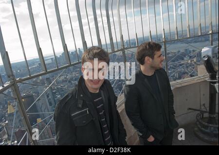 22 janvier 2013 - Manhattan, New York, États-Unis - les violoncellistes croate Luka SULIC et STJEPAN HAUSER, connu sous le nom 2CELLOS promouvoir la sortie de leur nouvel album, In2édition, avec une visite et du rendement à l'Empire State Building. (Crédit Image : © Bryan Smith/ZUMAPRESS.com) Banque D'Images