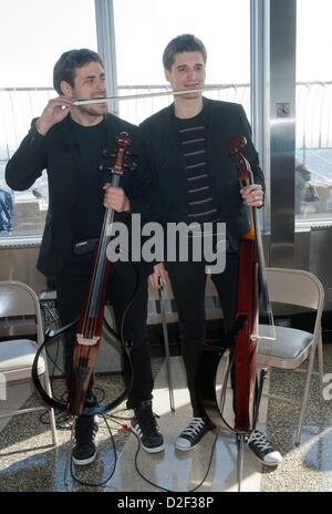 22 janvier 2013 - Manhattan, New York, États-Unis - les violoncellistes croate Luka SULIC et STJEPAN HAUSER, connu sous le nom 2CELLOS promouvoir la sortie de leur nouvel album, In2édition, avec une visite et du rendement à l'Empire State Building. (Crédit Image : © Bryan Smith/ZUMAPRESS.com) Banque D'Images