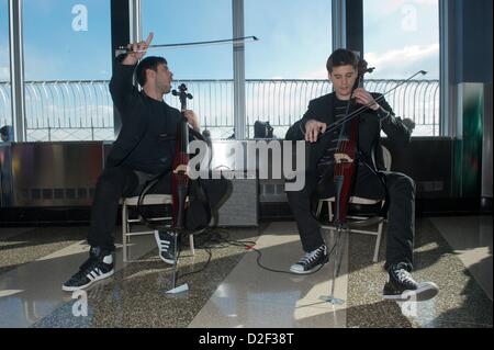 22 janvier 2013 - Manhattan, New York, États-Unis - les violoncellistes croate Luka SULIC et STJEPAN HAUSER, connu sous le nom 2CELLOS promouvoir la sortie de leur nouvel album, In2édition, avec une visite et du rendement à l'Empire State Building. (Crédit Image : © Bryan Smith/ZUMAPRESS.com) Banque D'Images