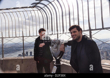 2CELLOS Stjepan Hauser Luka Sulic à l'Empire State Building est l'Observatoire du 86e étage ici à New York City, New York, USA. Banque D'Images