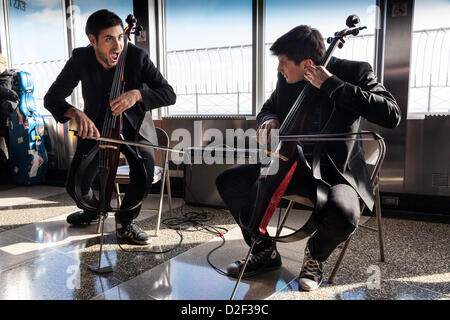 2CELLOS Stjepan Hauser Luka Sulic à l'Empire State Building est l'Observatoire du 86e étage ici à New York City, New York, USA. Banque D'Images