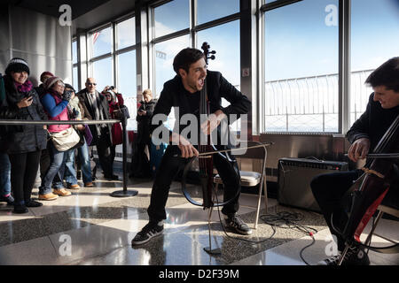 2CELLOS Stjepan Hauser Luka Sulic à l'Empire State Building est l'Observatoire du 86e étage ici à New York City, New York, USA. Banque D'Images