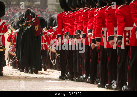 Irish Guards Band et la marche pour les Horse Guards Parade' Banque D'Images