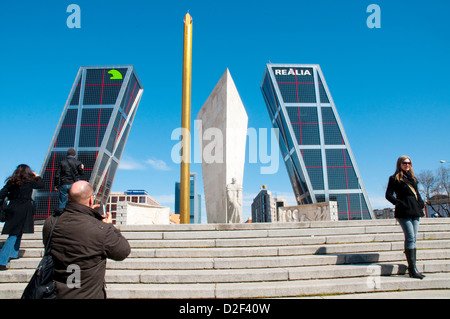 Les personnes qui prennent des photos à Plaza de Castilla. Madrid, Espagne. Banque D'Images