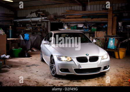 BMW Série 3 Silver 2 litre litre moteur diesel voiture dans un garage. Banque D'Images