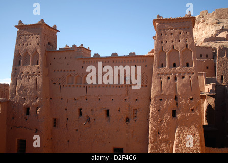 Près de tours l'entrée de la kasbah de AIT BEN HADDOU site du patrimoine mondial Banque D'Images