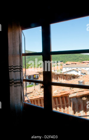 Vue depuis une fenêtre fermée. Candelario, province de Salamanque, Castille Leon, Espagne. Banque D'Images