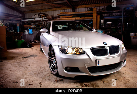 BMW Série 3 Silver 2 litre litre moteur diesel voiture dans un garage. Banque D'Images