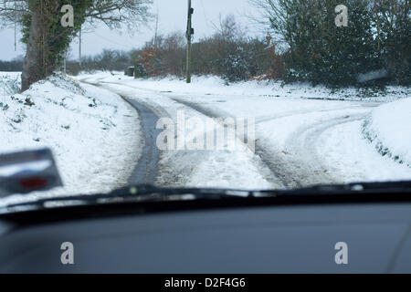 La vue depuis l'intérieur d'une voiture de la neige a couvert les routes rurales à Norfolk, Royaume-Uni. De nombreux chemins ruraux et voies étaient couvertes de neige et glace qui les rend difficile d'adopter, comme vu de l'intérieur de cette voiture. Banque D'Images