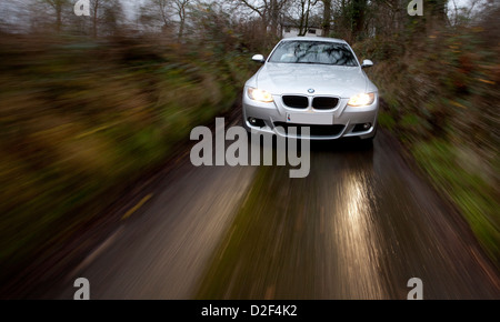 BMW Série 3 Silver 2 litre litre moteur diesel voiture roulant le long d'un chemin de campagne au Royaume-Uni. Banque D'Images