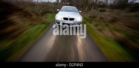 BMW Série 3 Silver 2 litre litre moteur diesel voiture roulant le long d'un chemin de campagne au Royaume-Uni. Banque D'Images