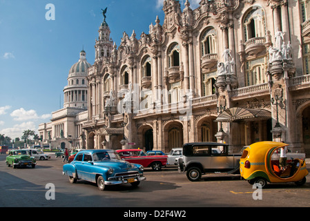 Classic 1950 voitures américaines passant le Capitolio Building & Gran Teatro de la Habana, Paseo de Marti, La Havane, Cuba Banque D'Images