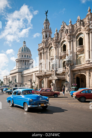 Classic 1950 voitures américaines passant le Capitolio Building & Gran Teatro de la Habana, Paseo de Marti, La Havane, Cuba Banque D'Images