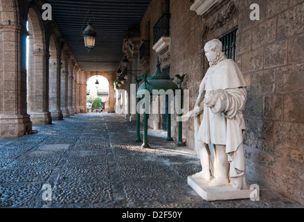 Sous les arcades de l'hôtel Palacio de los Capitanes Generales, Plaza de Armas, Habana Vieja, La Havane, Cuba, Caraïbes Banque D'Images