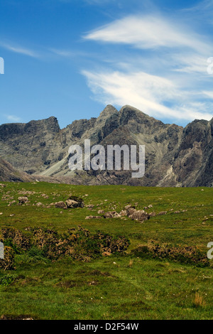 Une partie de la crête principale Cuillin y compris Sron na Ciche Sgurr Alasdair et Sgurr nan Eag du Rubh Dunain un sentier Banque D'Images