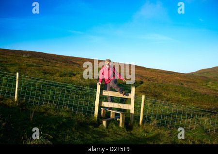 Femme hill walker sur Cavehill montée au stile Banque D'Images