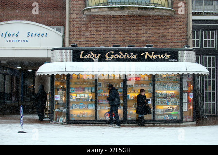 Marchands de boutique, Broadgate, par temps de neige, Coventry, Royaume-Uni Banque D'Images