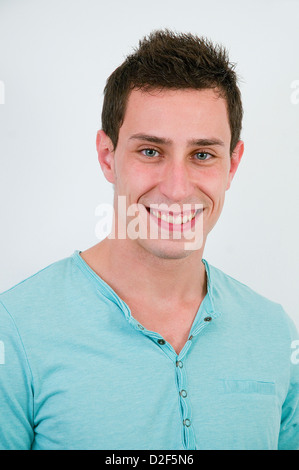 Portrait de jeune homme souriant et regardant la caméra. Banque D'Images