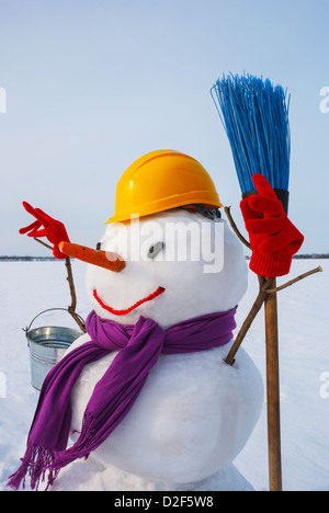 Snowman au seul un champ neigeux à l'heure d'hiver Banque D'Images