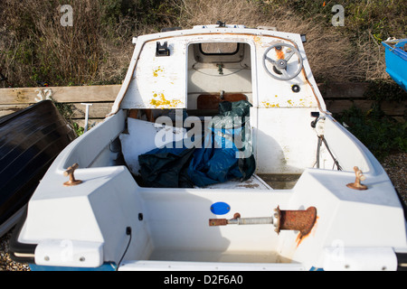 Un petit vieux bateau non utilisés au repos à Ventnor, île de Wight, en Angleterre. Banque D'Images