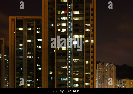 Hong Kong, Chine, Hong Kong Tsing Yi skyscrapers at night Banque D'Images